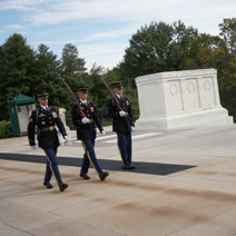 Zdj. nr 2;  Grób Nieznanego Żołnierza i warta honorowa w Arlington