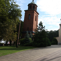 Zdj. nr 2;  Kościół i dzwonnica.