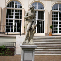 Zdj. nr 2;  Rzeźba przed palmiarnią.