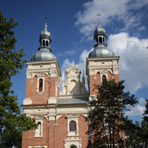 Zdj. nr 1;  Kościół p.w. Św. Floriana i Św. Katarzyny, wybudowany w 1628-36 r. w stylu manierystycznym.