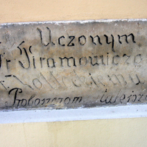 Zdj. nr 11;  Tablica pamiątkowa poświęcona proboszczom tutejszym: Grzegorzowi Piramowiczowi i Franciszkowi Zabłockiemu