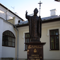 Zdj. nr 74;  Pomnik Świętego Jana Pawła II w Urzędowie