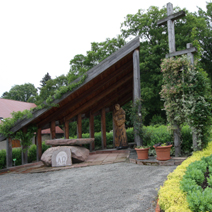 Zdj. nr 143;  Kapliczka Św. Franciszka w ogrodzie w Wojsławicach