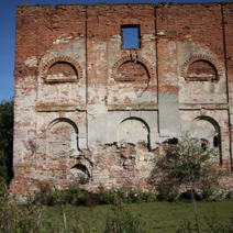 Zdj. nr 1;  Ruiny papierni, młynów i części mieszkalnej Czartoryskich, później Kleniewskich, nad rzeką Bystrą 